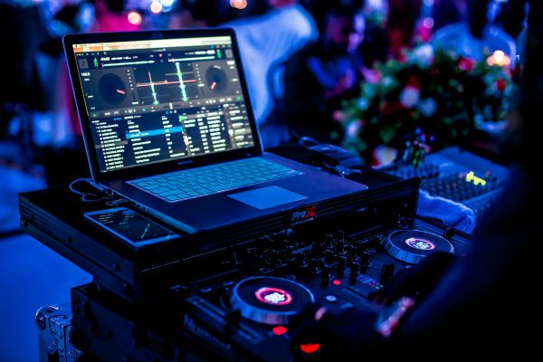 Les meilleurs DJs à Lyon pour animer vos événements festifs